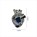 Vue détaillée du pin's cœur anatomique en émail avec coutures, 3,3 cm sur 2,4 cm - Style Cœur Anatomique Patchwork Color Block (1558#)