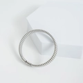 Bracciale in rete di acciaio inossidabile lucido con fibbia su supporto geometrico bianco - Color Acciaio