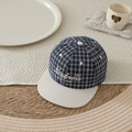 Dettaglio del cappellino a scacchi per bambini con ricamo bianco Kindness Club - 52-54cm (3-8 Anni) / Blu navy