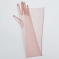 Detalle de guantes de novia de tul rosa pálido con una elegante textura de malla fina - 55cm / Rosa empolvado