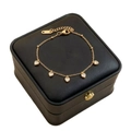 Minimalistisches 18k Gold Herzarmband mit Zirkonia-Steinen auf Leder-Hintergrund - Fünf Strassherzanhänger-Stil (5497) / Gold
