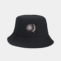 Dettaglio del ricamo sole e luna su un classico cappello a secchiello nero in cotone - M (56-58cm) / Nero