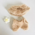 Braunes Plüschpuppen-Outfit mit Smile-Stickerei für 17cm Plüschtier-Anhänger - Brauner Fischerhut, Einteiler & Blumenclip Set / Passend für 17cm Puppen