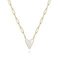 Détail du pendentif cœur en nacre blanche sur une chaîne dorée en acier inoxydable - Collier cœur en nacre dorée
