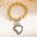 Details eines Perlenarmbands in Gold mit einem gotischen Herzanhänger im Vintage-Stil - Hohles Flammenherz-Anhänger-Armband (9119) / Gold Beads With Antique Silver Charms