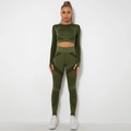 Dettaglio del set yoga senza cuciture verde scuro con tessuto a costine e inserti mesh - Verde militare