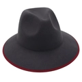 Dettaglio di un cappello fedora grigio scuro con bordo rosso a contrasto sulla tesa larga - Grigio Scuro (Bordo Rosso)