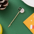 Détail d'une pince à cheveux bonhomme de neige de Noël sur fond vert foncé texturé - Bonhomme de Neige au Chapeau Noir