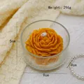 Candela profumata a forma di rosa gialla in ciotola di vetro su coperta bianca lavorata - Vetro con Trama a Onde Giallo Scuro (Lime Basilico e Mandarino)