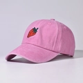 Dettaglio del ricamo a fragola sul berretto da baseball in cotone lavato rosa e consistenza - Regolabile / Fragola Rosa