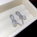 Vista macro di orecchini a nodo in argento con cristalli e perle bianche pendenti - Stile Perla Annodata con Ago in Argento (WE5268) / Argento
