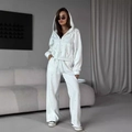 Tuta bianca con strass composta da felpa con cappuccio e zip e pantaloni larghi - S / Bianco