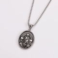 Vista macro della collana in argento con ciondolo religioso vintage a rilievo Gesù Cristo - Collana Gesù Argento (Con Catena)
