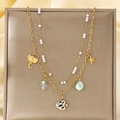 Dettaglio della collana dorata a due strati con perle e ciondoli marini su raso - Stile Stella Marina Cavalluccio Marino Pesce (KN292161-SXSJ)