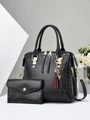 Detailansicht der schwarzen Handtasche mit Krokodilmuster, Goldbeschlägen und Quastenanhänger - Schwarz