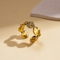 Detalle macro del anillo dorado ajustable con diseño geométrico de guijarros rugosos - Dorado