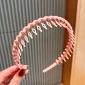 Cerchietto rosa antiscivolo con denti per donna mostrato in primo piano - Rosa