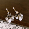 Orecchini bohémien a pavone con fiori bianchi e perline a goccia grigie vintage - Stile con Nappa a Goccia Bohemien / Orecchini Vintage con 925 Sterling Silver Earring Post