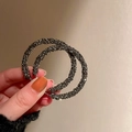 Vue à la main de boucles d'oreilles créoles en métal avec cristaux noirs étincelants - Grande Créole Strass Gun Black (63#)