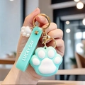 Détail du porte-clés patte de chat en silicone vert clair avec dragonne Lucky Day et anneau - Patte de chat verte