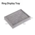 Graue Samt-Schmucklade für Ringe mit 7 Schlitzen, Maße 20x15x3 cm, auf weißem Hintergrund - Ring-Tablett