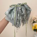 Haarklammer mit hellblauer Chiffonschleife Seidenband und hängenden Perlenkristallen - Frisches Grün Floral / Frisches Grün Blumendruck