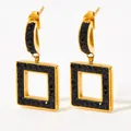 Orecchini pendenti quadrati placcati in oro con cristalli neri e finitura lucida - Stile Zirconia Nera (KDE613)
