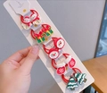Gros plan de dix chouchous de Noël avec breloques en résine sur une carte de présentation - Style 4 (Lot de 5 paires d'élastiques de Noël rouges)