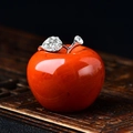 Macro-opname van rode agaat appel decoratie met sprankelende strass ingelegde bladeren - Rode Jaspis Appel / 4.5*4.2cm