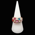 Dettaglio dell'anello dorato con pietre quadrate colorate su supporto a cono bianco - Acrilico Solido Smerigliato Bianco