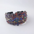 Dettaglio cerchietto largo con strass colorati e motivi floreali geometrici - Multicolore