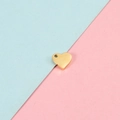 Primer plano de colgante de corazón dorado irregular con aro sobre fondo bicolor - Dorado