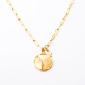 Collana segno Bilancia dorata con ciondolo rosa e catena a graffetta su sfondo bianco - Bilancia