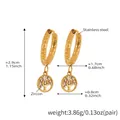 Boucles d'oreilles Arbre de Vie en acier doré avec cristaux de zircon et fini martelé - Huggie Martelé Arbre de Vie (Q145) / Or
