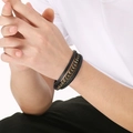 Dettaglio di bracciale multistrato da uomo in pelle con catena dorata e chiusura magnetica - Oro (KB204701-SJ)