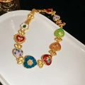 Vue détaillée du bracelet vintage en or avec cœurs colorés en émail et motifs floraux - 10# Collier-Coeur Emaille Coloré