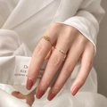 Anillos dorados delicados con trébol de strass y motivos de gota para combinar - US 7 / Triple Circonita Redonda (Derecha)