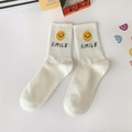 Weiße Baumwollsocken mit gelbem Smiley und SMILE Schriftzug im Rippen-Design - Einheitsgröße / Weiß Gelbes Lächeln am Bündchen