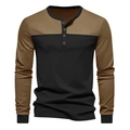 Detail eines Langarm-Henley-Shirts mit Kontrastfarben, Knopfleiste und Bündchen - S / Khaki Patchwork Schwarz