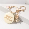 Detailansicht von BOYMAMA Holz-Schlüsselanhänger mit rosa M-Anhänger und Quaste - Beige