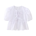 Detailansicht einer weißen Puffärmel-Bluse mit Bindeband vorne und Rüschensaum-Abschluss - XS / Weiß