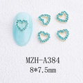Vue détaillée de bijoux d'ongles cœur doré avec strass bleus sur un ongle bleu - Style Cœur en Zircon Bleu Lac Sur Base Dorée (A384)