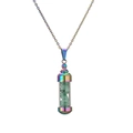 Vue macro détaillée d'un pendentif flacon de parfum en verre avec gravier vert et métal arc-en-ciel - Éclats Verts Dongling