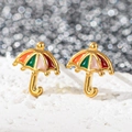 Vue macro de boucles d'oreilles en forme de parapluie plaqué or 18 carats avec émail - Parapluie