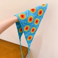 Blaues Häkel-Bandana mit Sonnenblumenmuster und handgefertigter Stricktextur - Blau