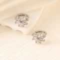 Pendientes de aro plateados con circonitas talla marquesa y acabado en oro blanco de 18K - Plata (Flor de Marquesa)