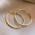 Minimalistische gouden oorringen met zwart emaille op champagne zijden achtergrond - Echt Goud Vergulde Ronde Ring Met Zilveren Pin
