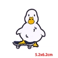 Geborduurde patch met witte eend op blauw skateboard voor kinderkleding, maat 5,2x6,2 cm - Skateboard Eend