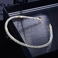 Dettaglio macro della fascia di lusso con strass brillanti e terminali in metallo - Zircone Bianco