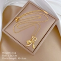 Detailopname van een gouden tulp hanger met kleine kristallen op een sieradendoosje - Gouden Tulp (B333)